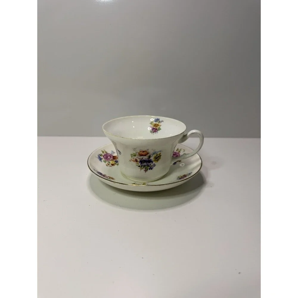 Vintage English Teacup & Saucer Floral Bouquet Gold Trim‎ Bone China England